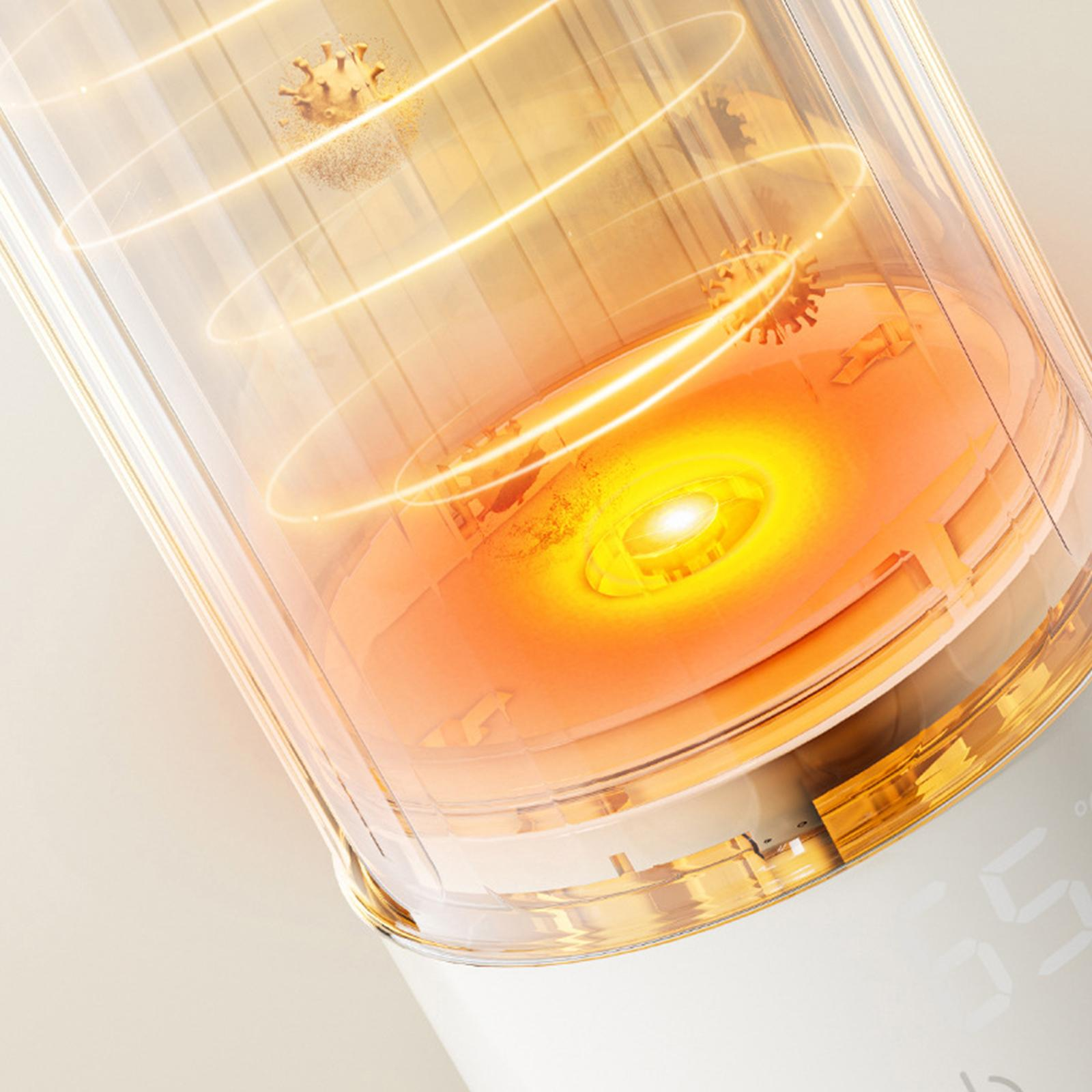 Eine Wasserflasche wird mit UV-Licht gereinigt. Das Licht soll Keime abtöten.