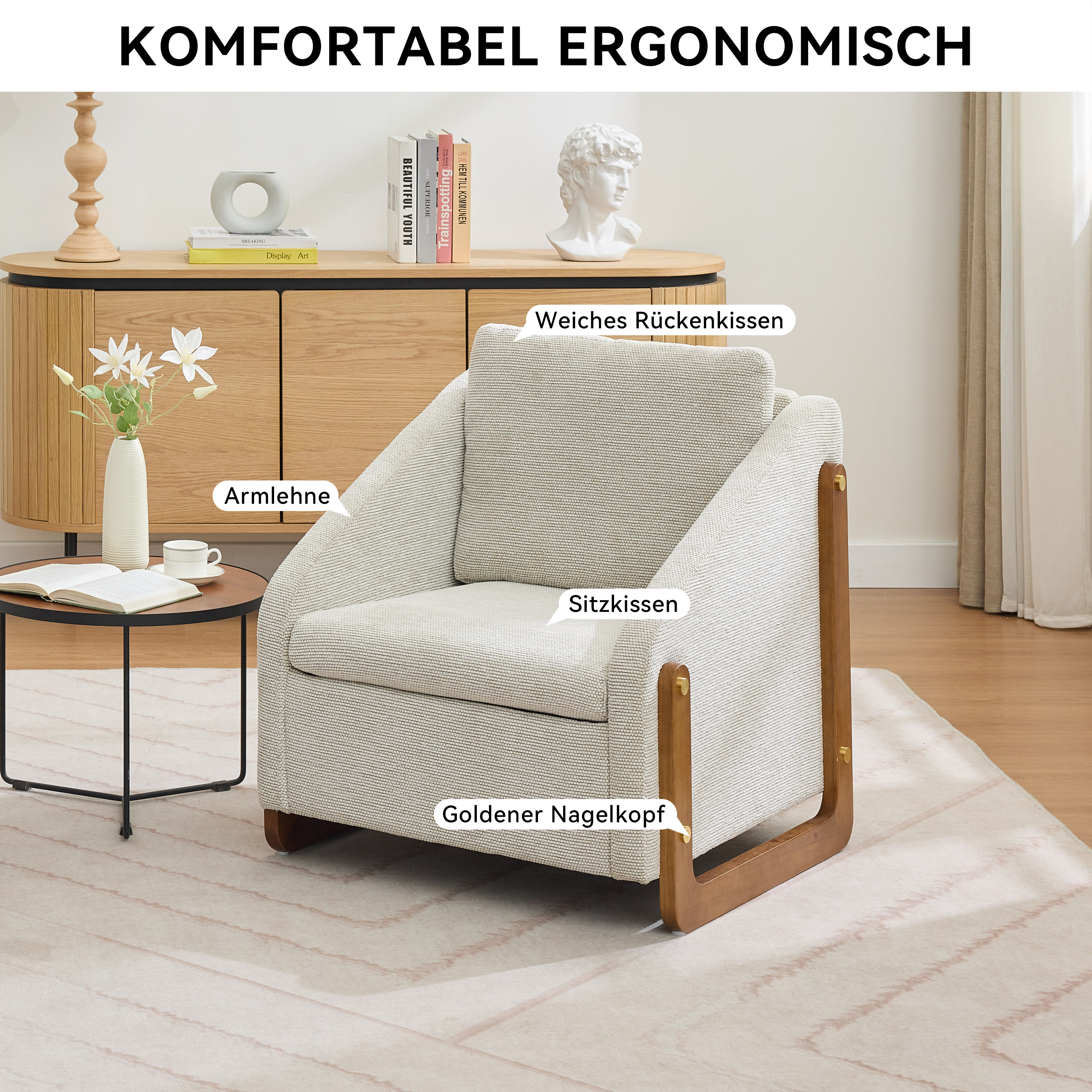Beiger Sessel mit Holzrahmen, neben einem kleinen Tisch mit Vase.