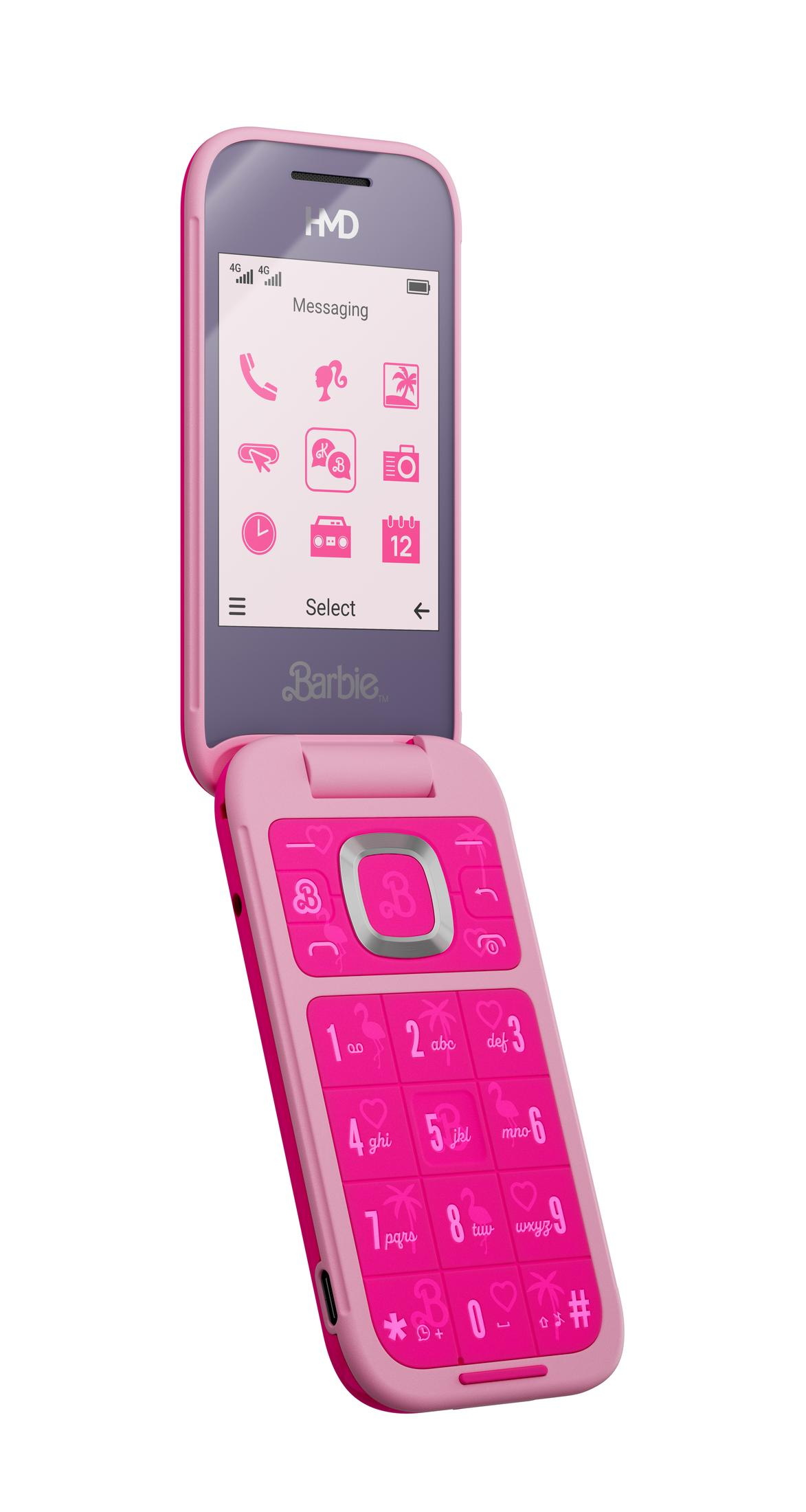 Różowy telefon Barbie w formie klapki otwarty. Ekran wyświetla ikony i numery. Logo Barbie znajduje się na telefonie.