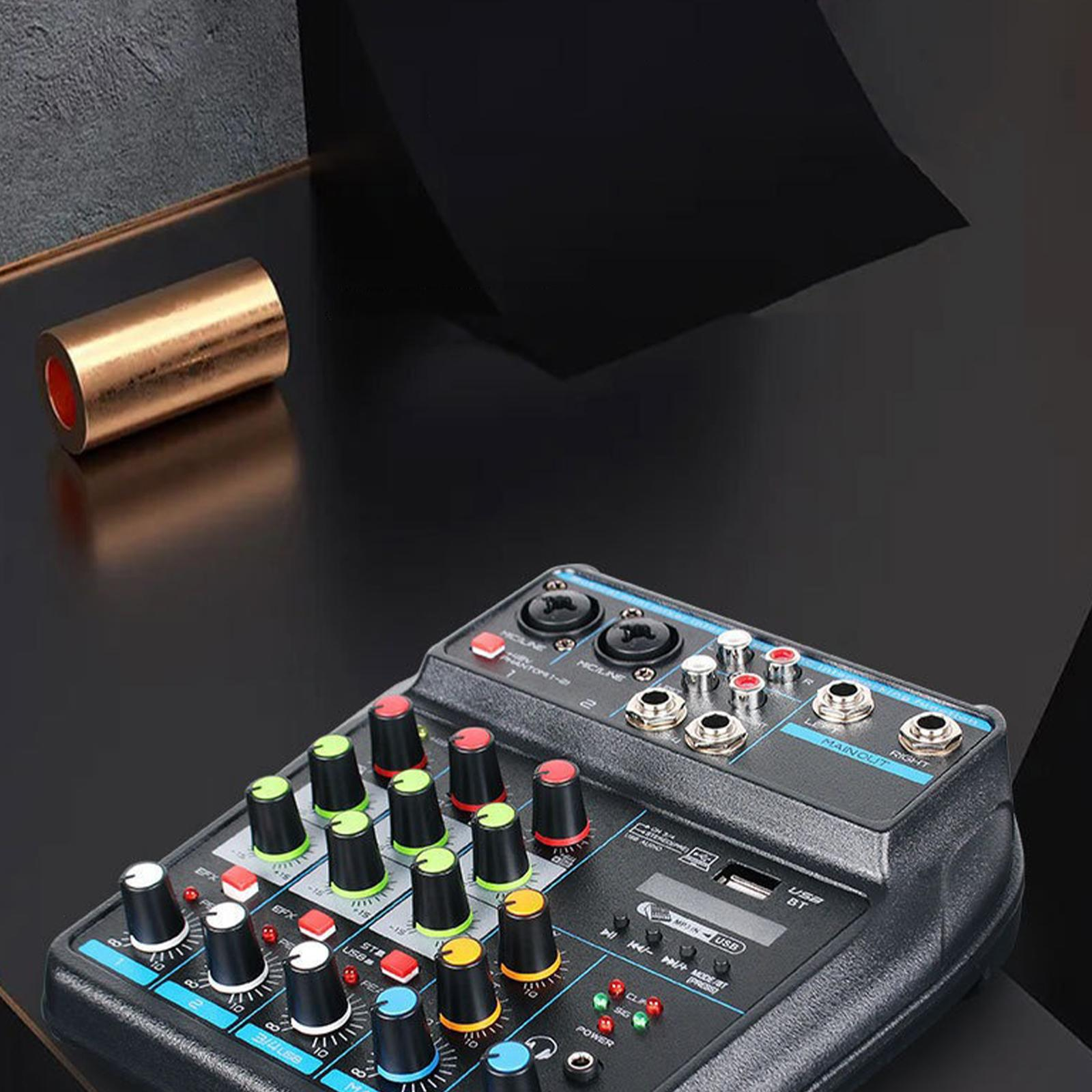 Ein schwarzer Audiomixer mit Knöpfen und Tasten, ein goldener Zylinder im Hintergrund auf schwarzer Oberfläche.