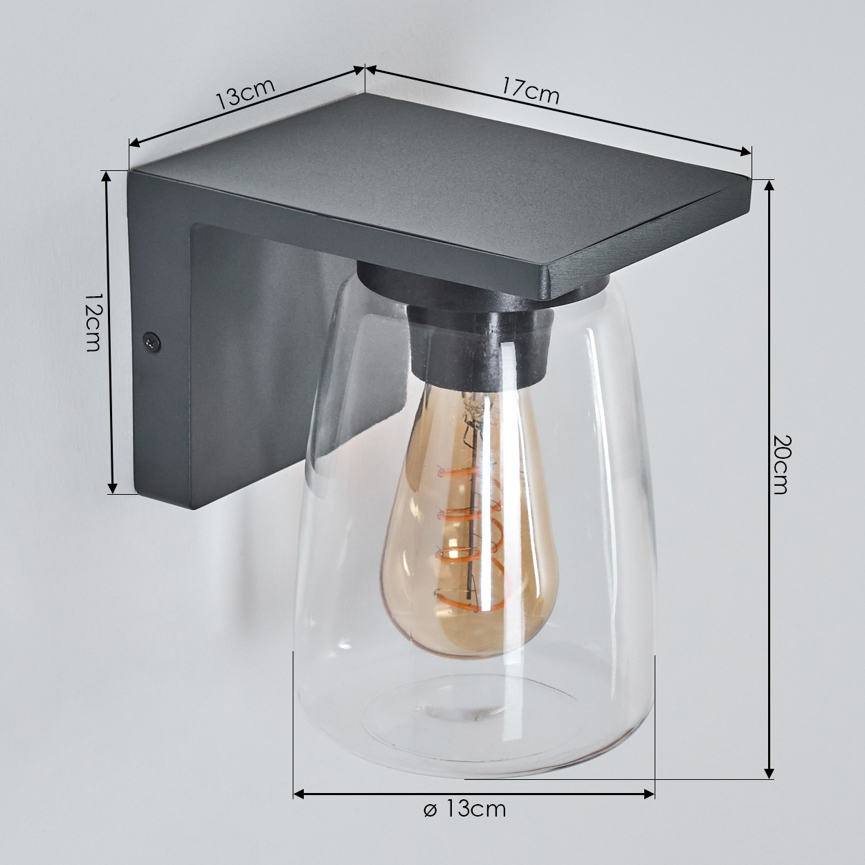 Wandleuchte mit Glasschirm. Die Lampe ist an einer Wand montiert, Maße sind angegeben.
