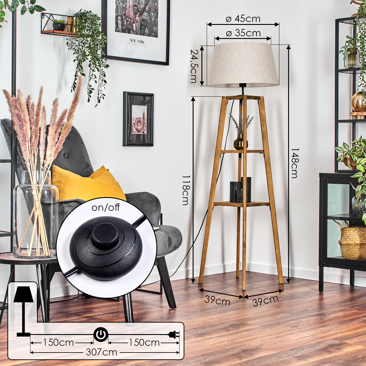 Stehlampe mit Maßen. Die Lampe hat einen beigen Lampenschirm, zwei Regale und ein schwarzes Netzkabel. Weißer Wand im Hintergrund.