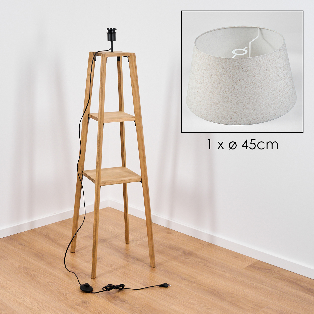 Holz-Stehlampe mit zwei Regalen. Die Lampe ist unbeleuchtet, mit einem schwarzen Netzkabel und einem Fußschalter.