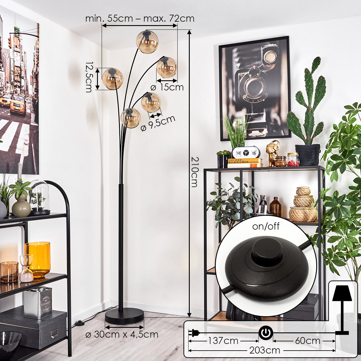 Schwarze Stehlampe mit fünf bernsteinfarbenen Kugeln. Ein/Aus-Schalter mit schwarzem Sockel. Pflanzen und Dekoration sind auch sichtbar.