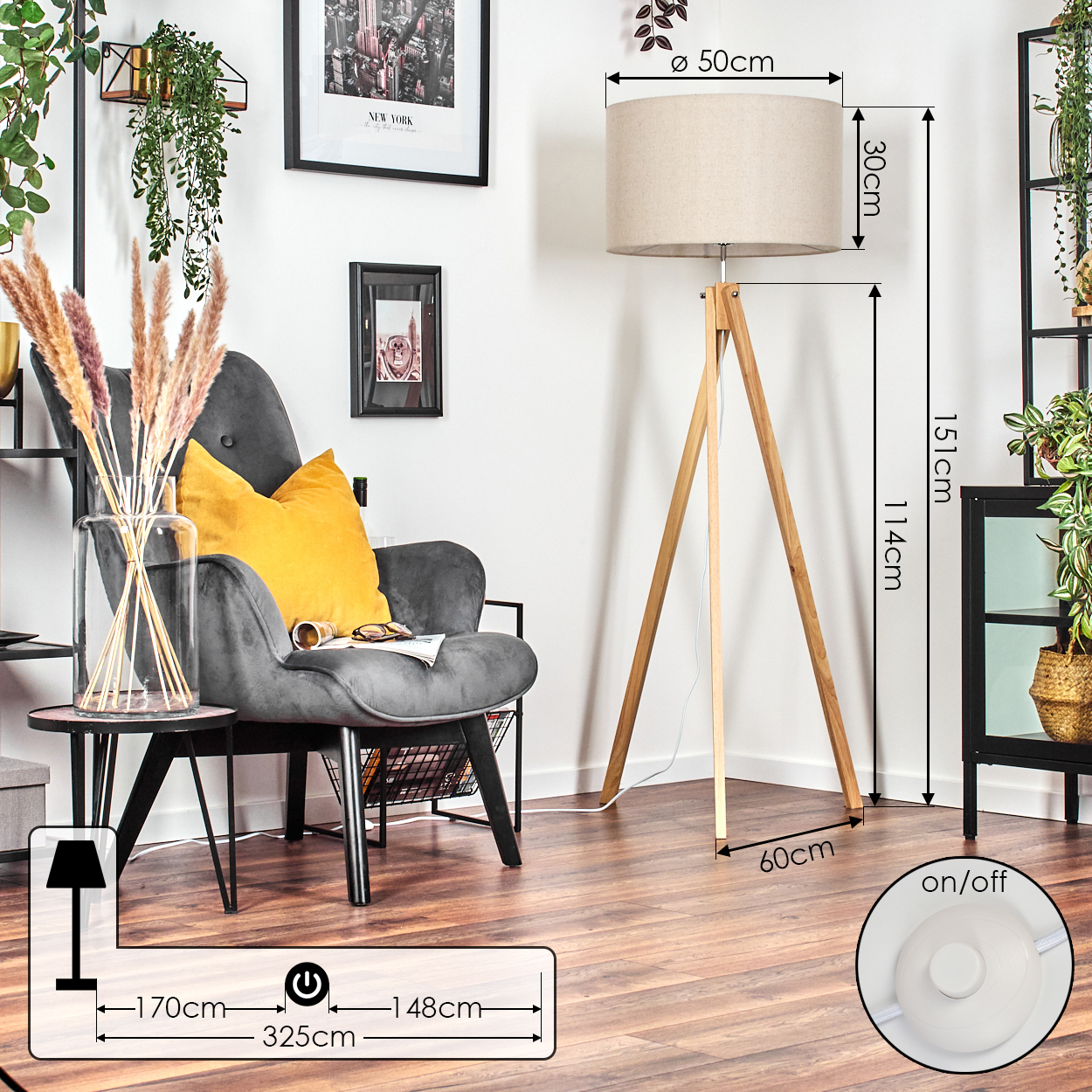Wohnzimmer mit Holz-Stativlampe, Maße angegeben, und anderer Dekoration.