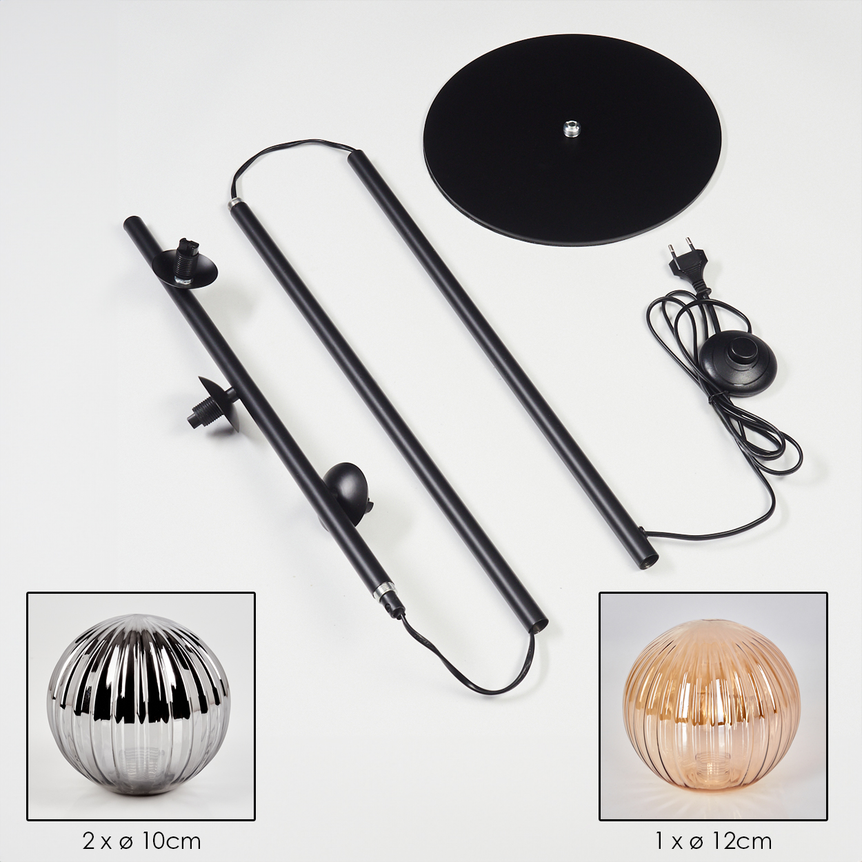 Teile einer schwarzen Lampe auf weißem Hintergrund: Basis, Stäbe, Glühbirnen und ein Schalter mit Stecker.