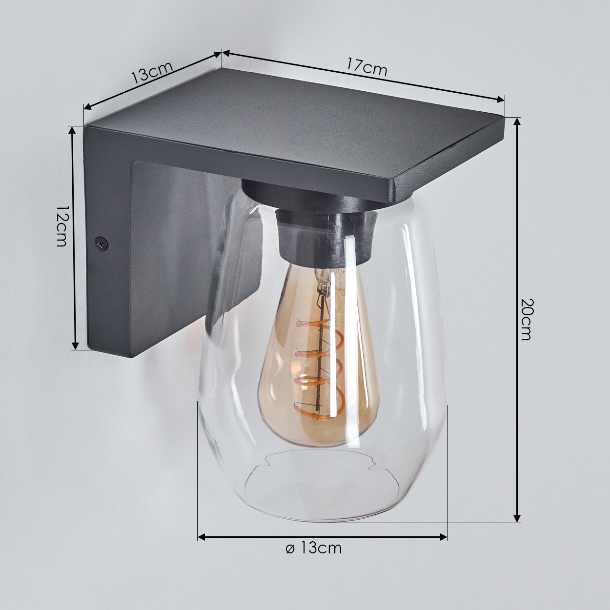 Schwarze Wandlampe mit Glasschirm und brauner Glühbirne. Maße werden angezeigt.