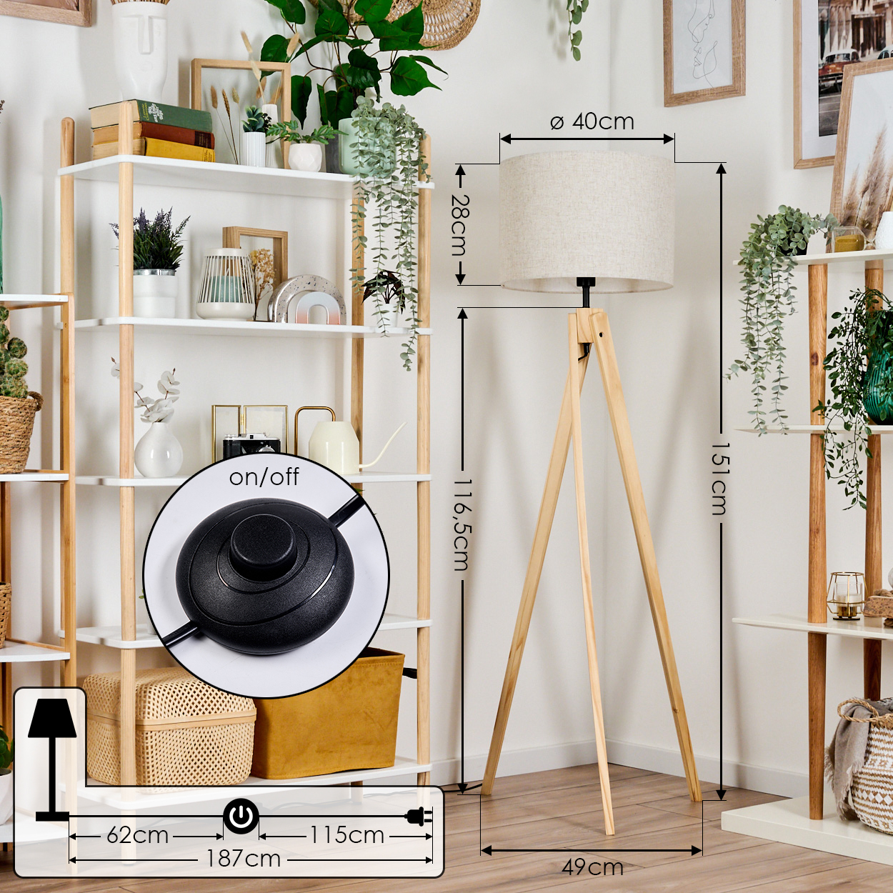 Stehlampe mit Maßen und Fußschalter. Die Lampe steht in der Nähe eines Regals mit Pflanzen.