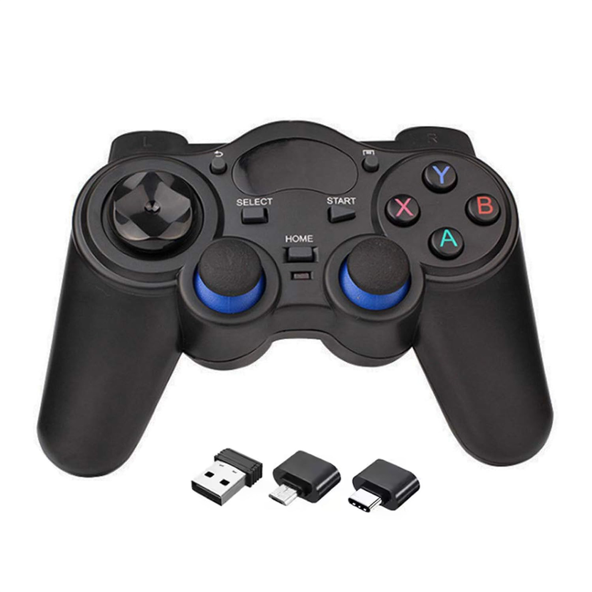 Schwarzer Gamecontroller mit blauen Knöpfen und drei USB-Adaptern auf Weiß.