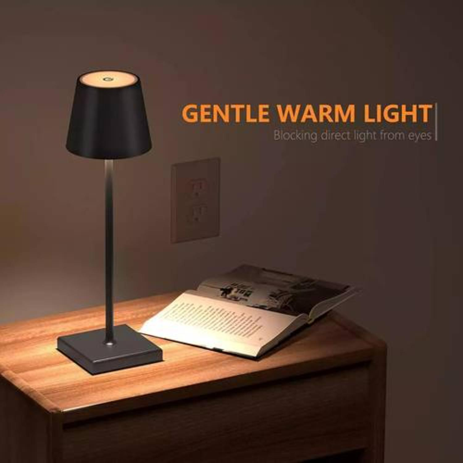 Schwarze Tischlampe mit schwarzem Lampenschirm. Weißer Hintergrund.