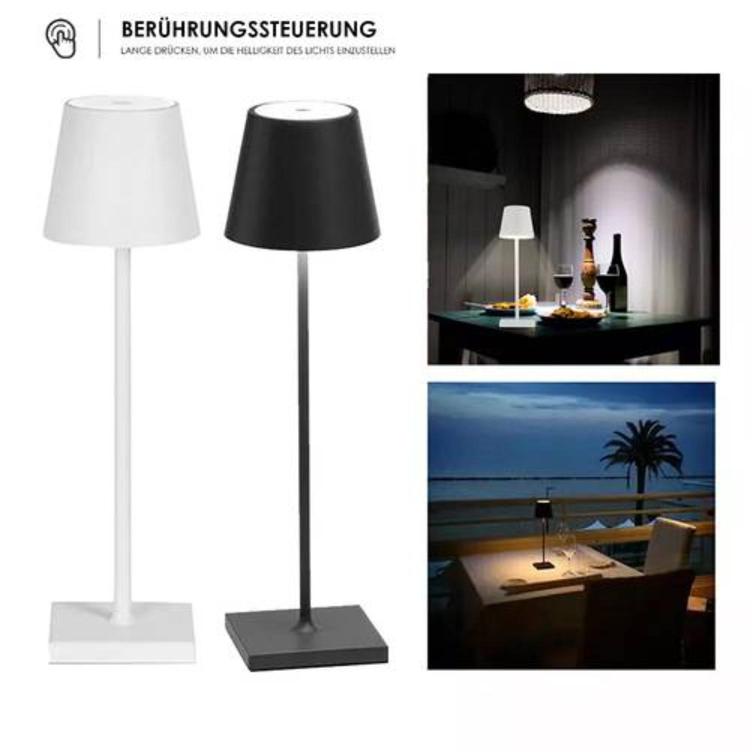 Zwei Tischlampen mit weißen und schwarzen Schirmen. Weißer Hintergrund.