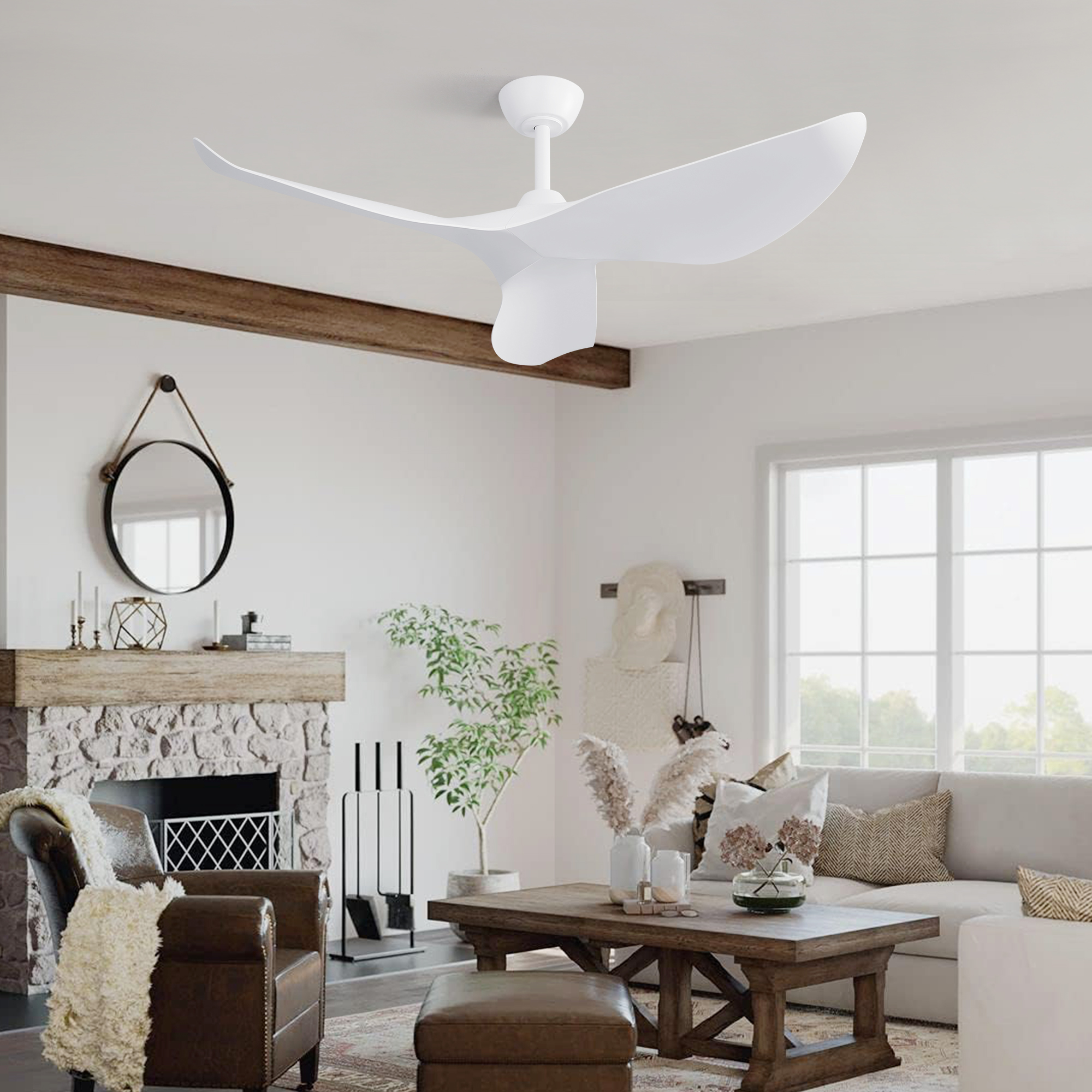 Wohnzimmer mit weißem Deckenventilator. Es gibt einen Kamin und ein Sofa.