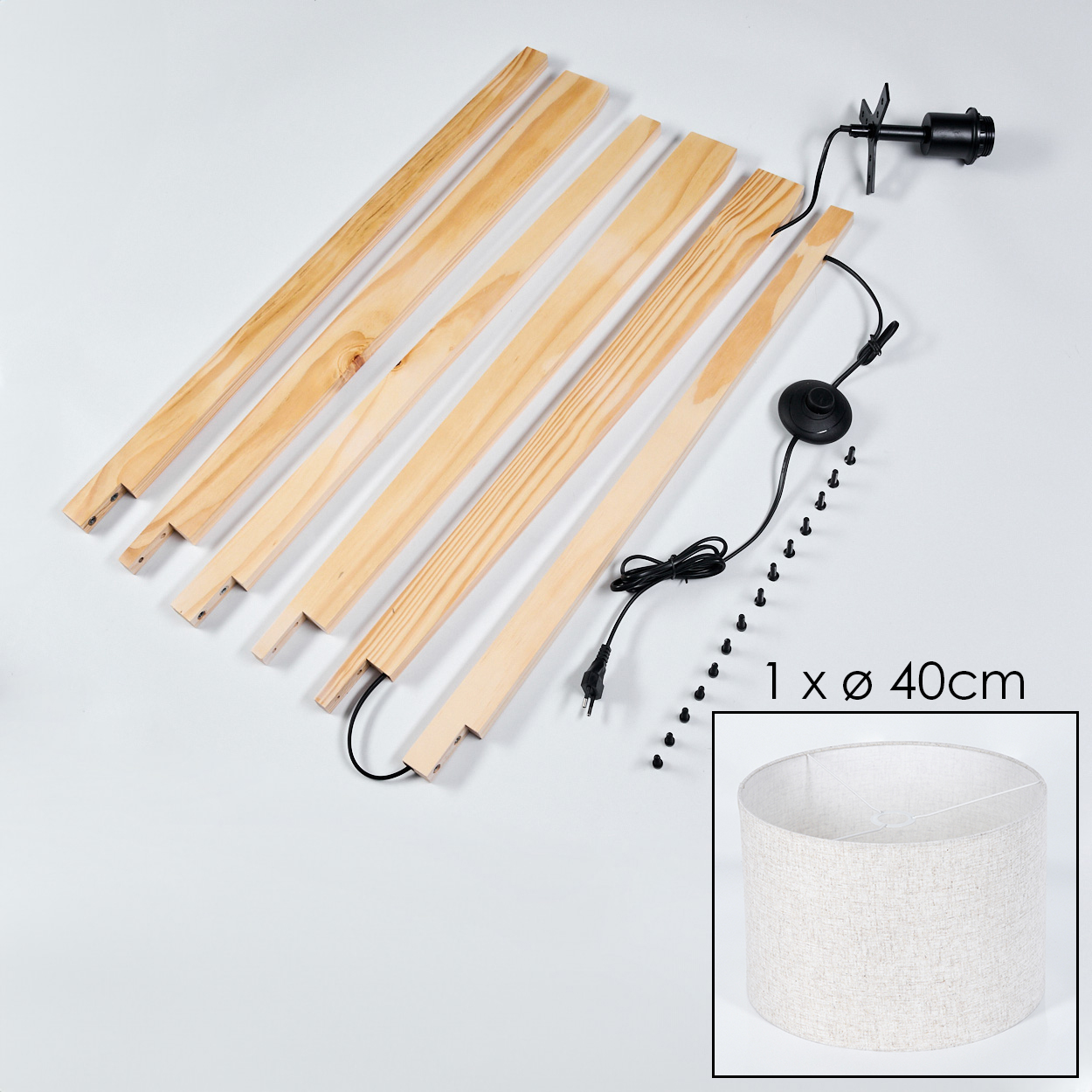 Komponenten einer Stehlampe, einschließlich Holzbeine, Lampenschirm und elektrische Armatur.