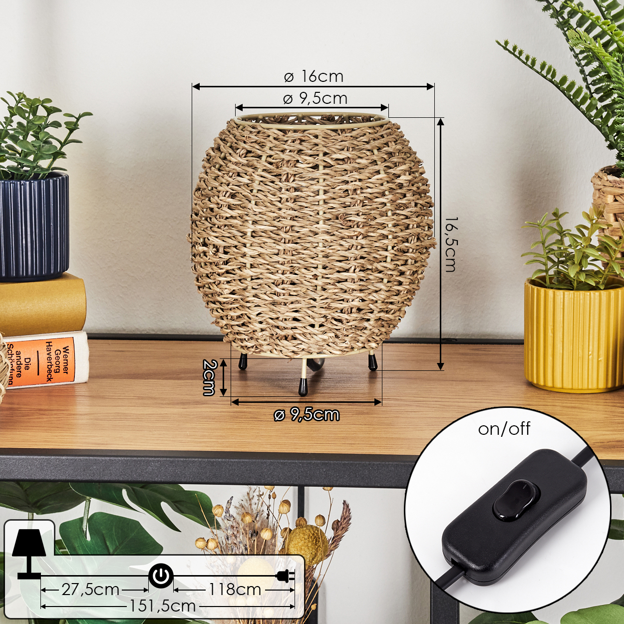 Gewebte Lampe mit Abmessungen, Ein/Aus-Schalter und Netzkabel. Abmessungen in cm. Die Lampe hat drei schwarze Beine.