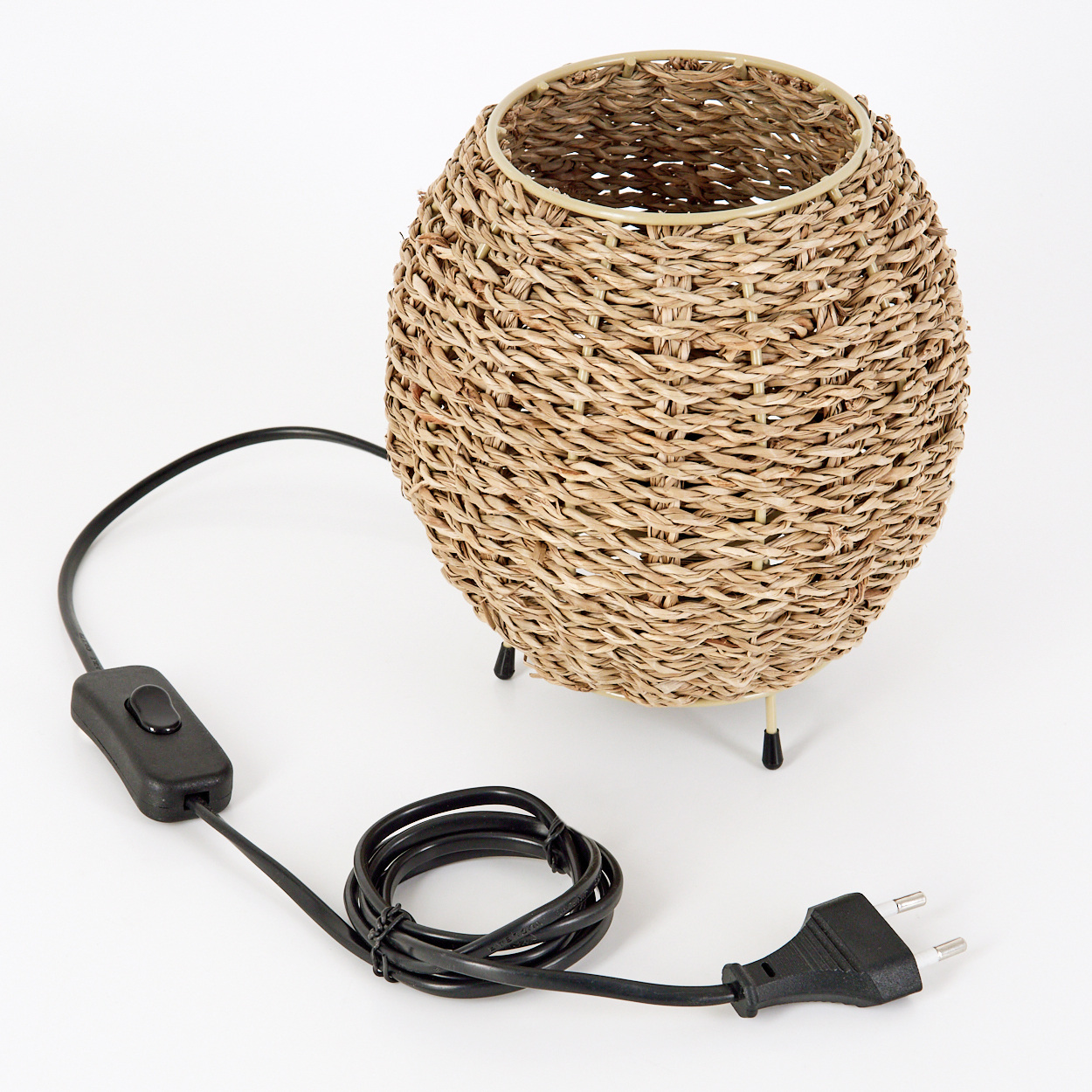 Gewebte beige Lampe mit schwarzem Kabel und Stecker auf weißem Hintergrund mit Schalter.