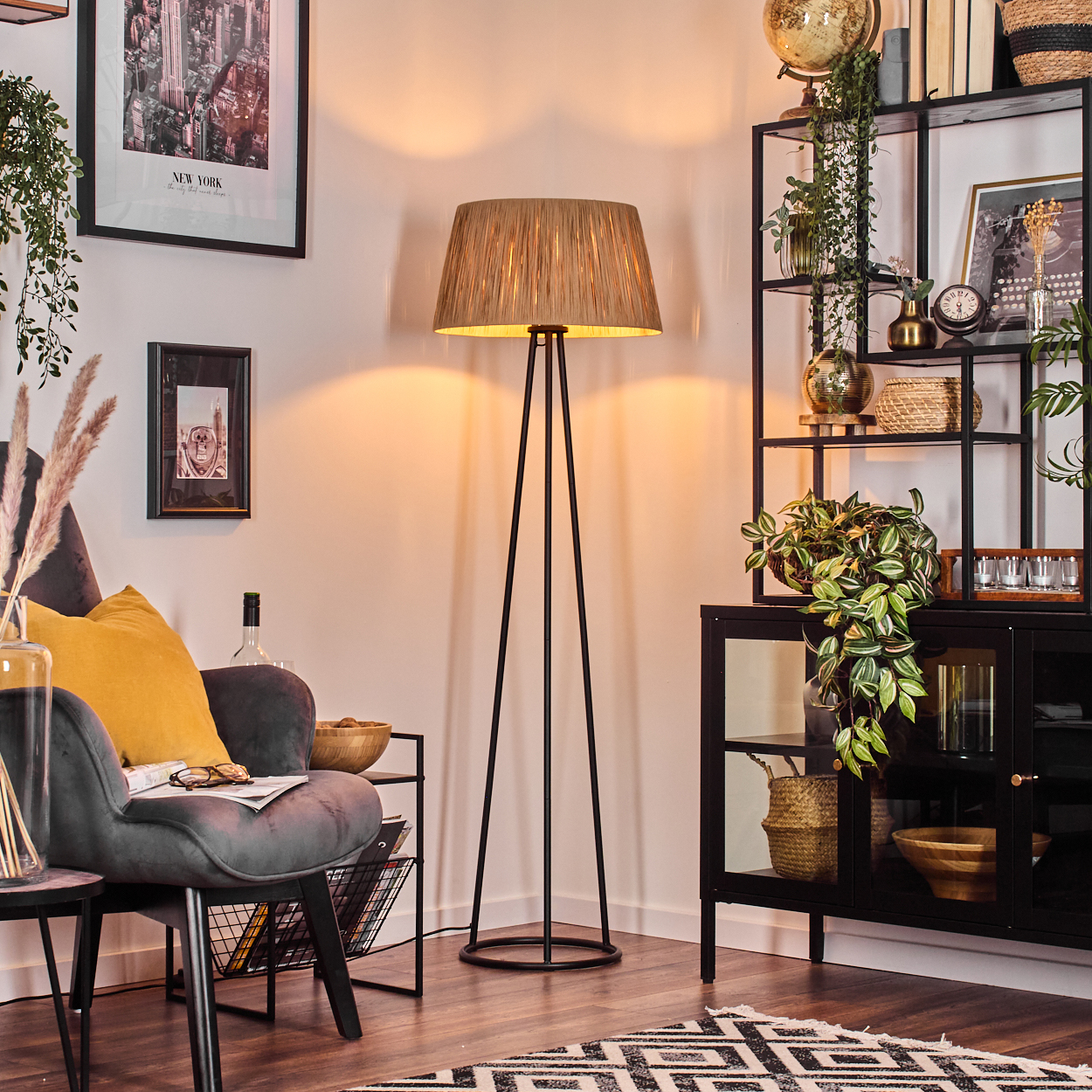 Wohnzimmer mit Stehlampe, Sessel und Deko. Ein New York City Poster ist sichtbar.