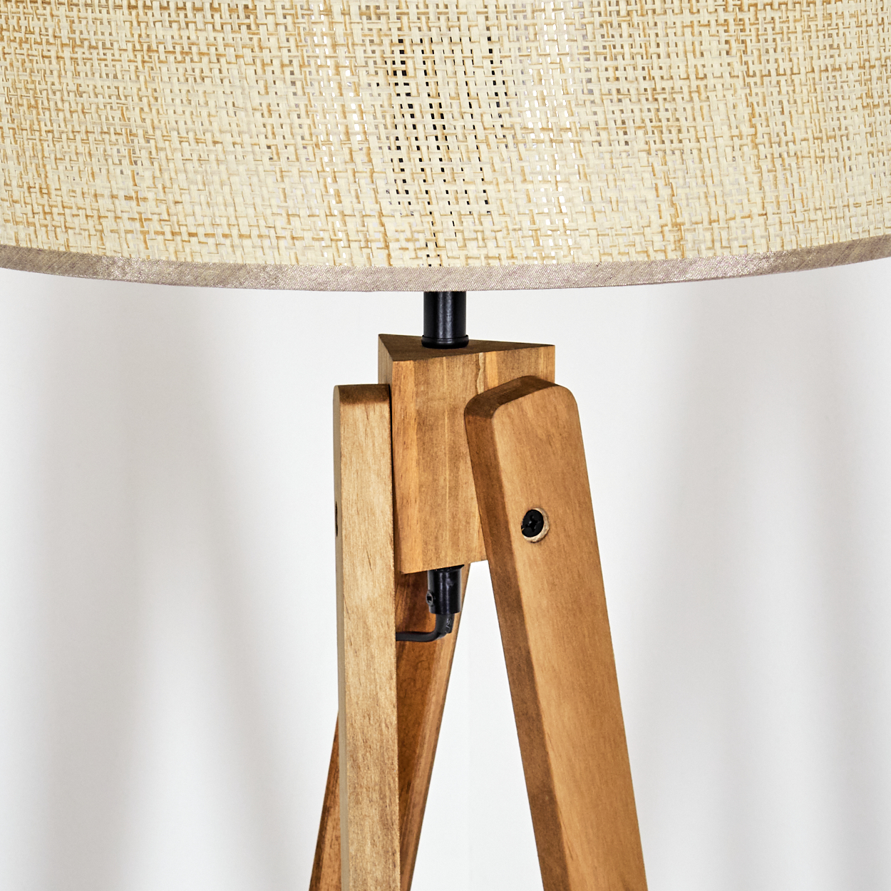 Nahaufnahme des Holzrahmens einer Stativlampe, die Beine, Befestigungsteile und die Lampenschirmhalterung zeigt.