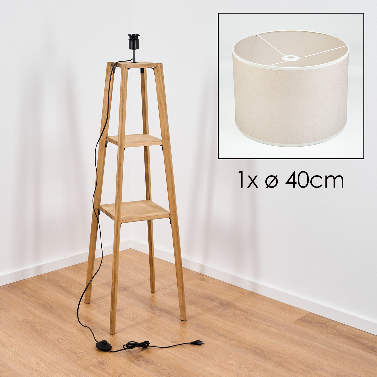 Stehlampe aus Holz mit Schirm und separatem Lampenschirm. Holzrahmen und weiße Wand.