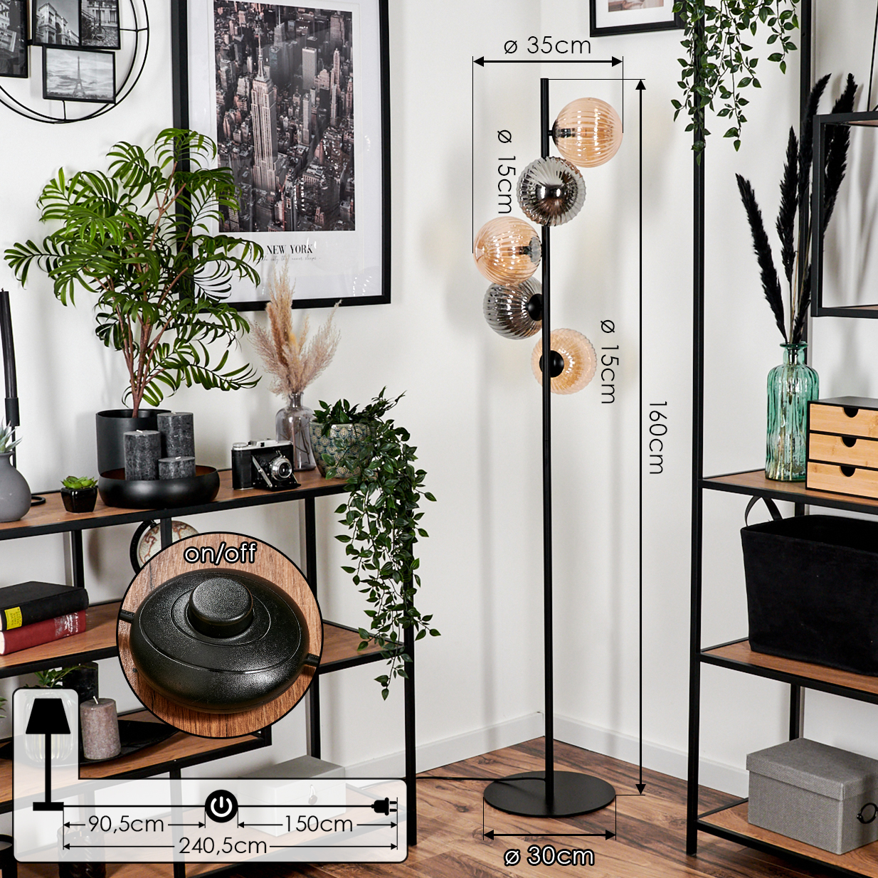 Interieur mit Stehlampe, schwarzem Metallrahmen, Kugelleuchten, Dekorationen und einem Steuerschalter. Maße.