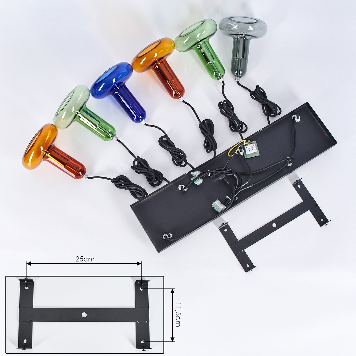 Draufsicht auf Leuchten und Befestigungsmaterial. Bunte Glasschirme und schwarze Leuchtenteile.