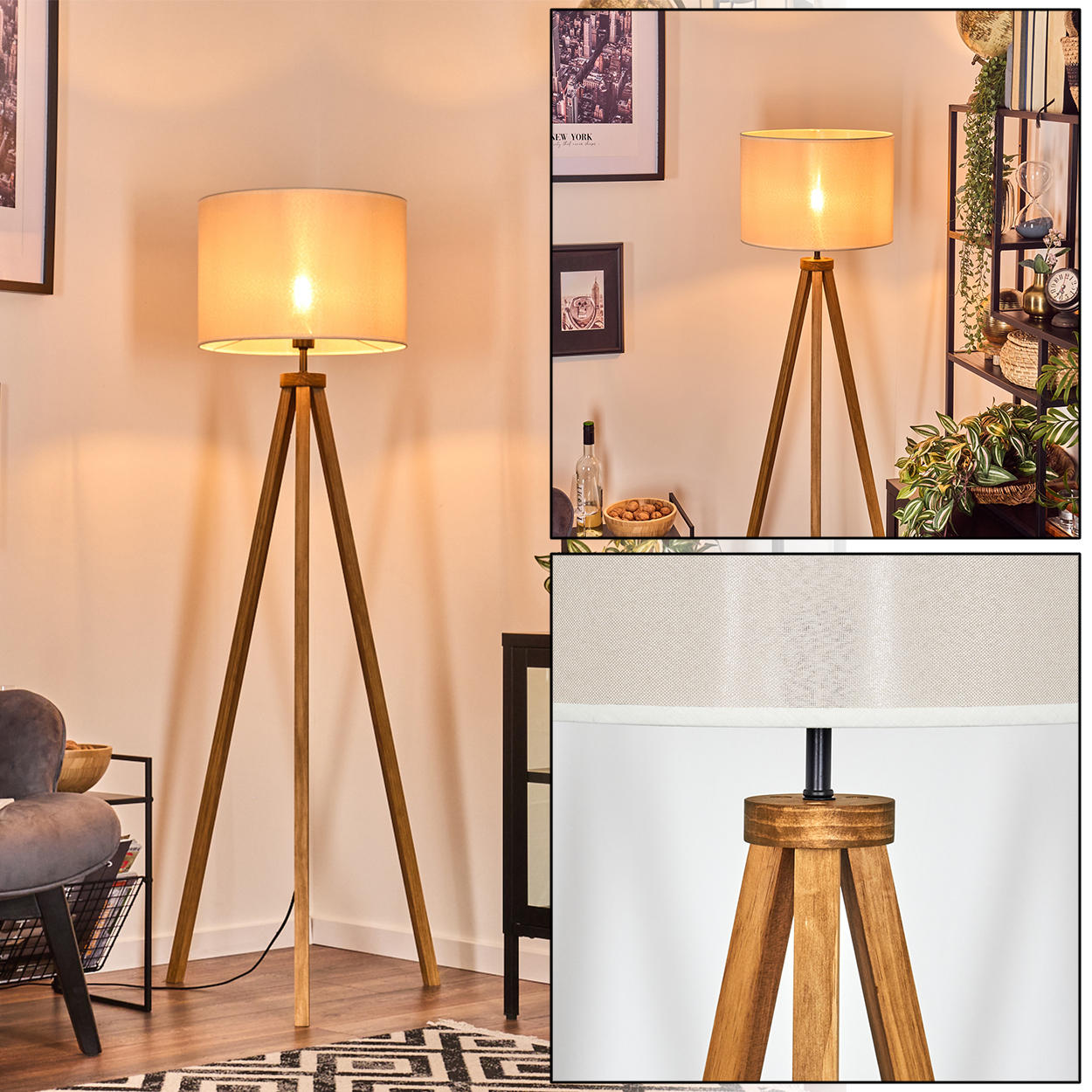Stehlampe mit Holzstativ und beigem Lampenschirm. Vor einer Wand mit Kunstwerk und dunklem Regal.