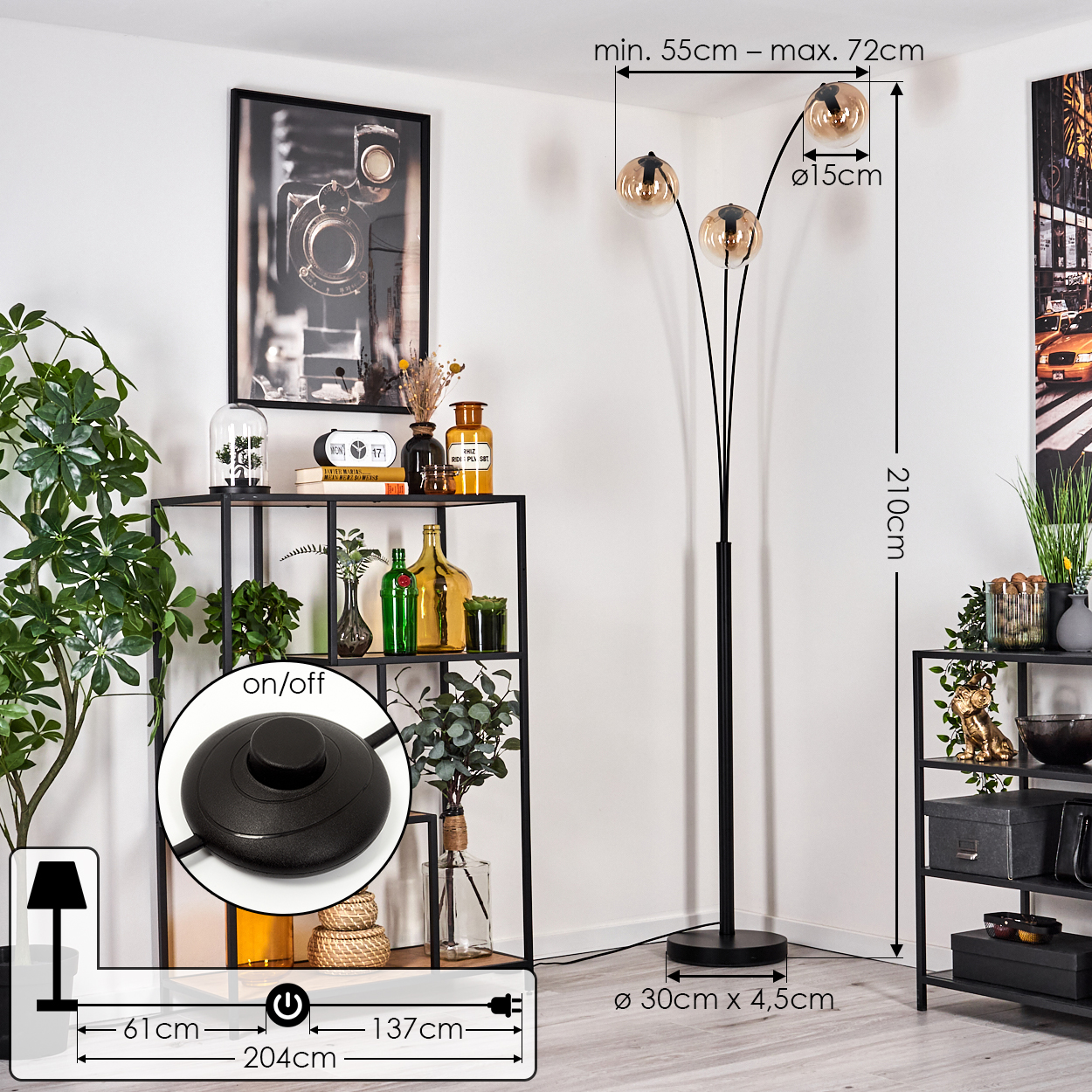 Eine schwarze Stehlampe mit drei bernsteinfarbenen Glasschirmen und einem schwarzen Sockel, mit Abmessungen.