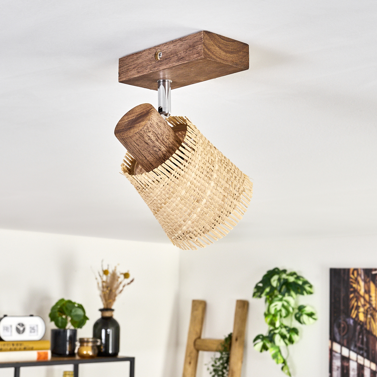 Deckenstrahler mit gewebtem Lampenschirm und Holzsockel.