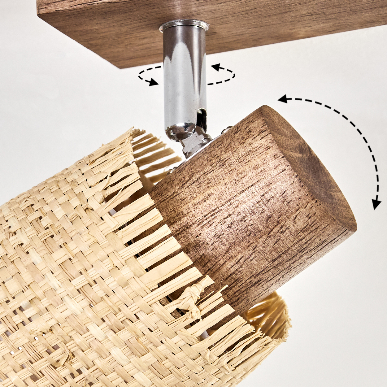 Verstellbarer Lampenkopf aus Holz mit gewebtem Schirm, an einer Halterung befestigt.