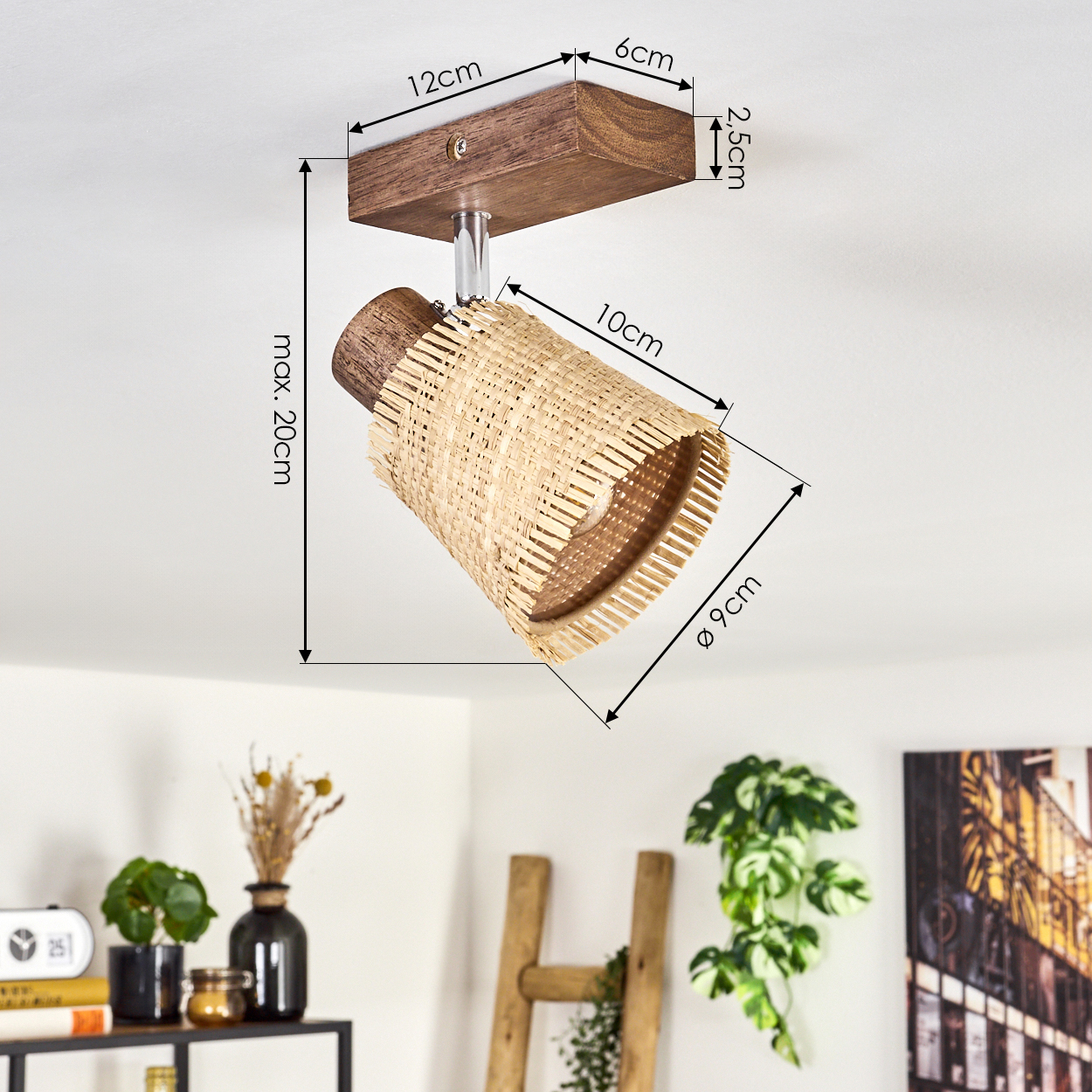 Deckenstrahler mit gewebtem Lampenschirm und Holzsockel, Maße sind angegeben.