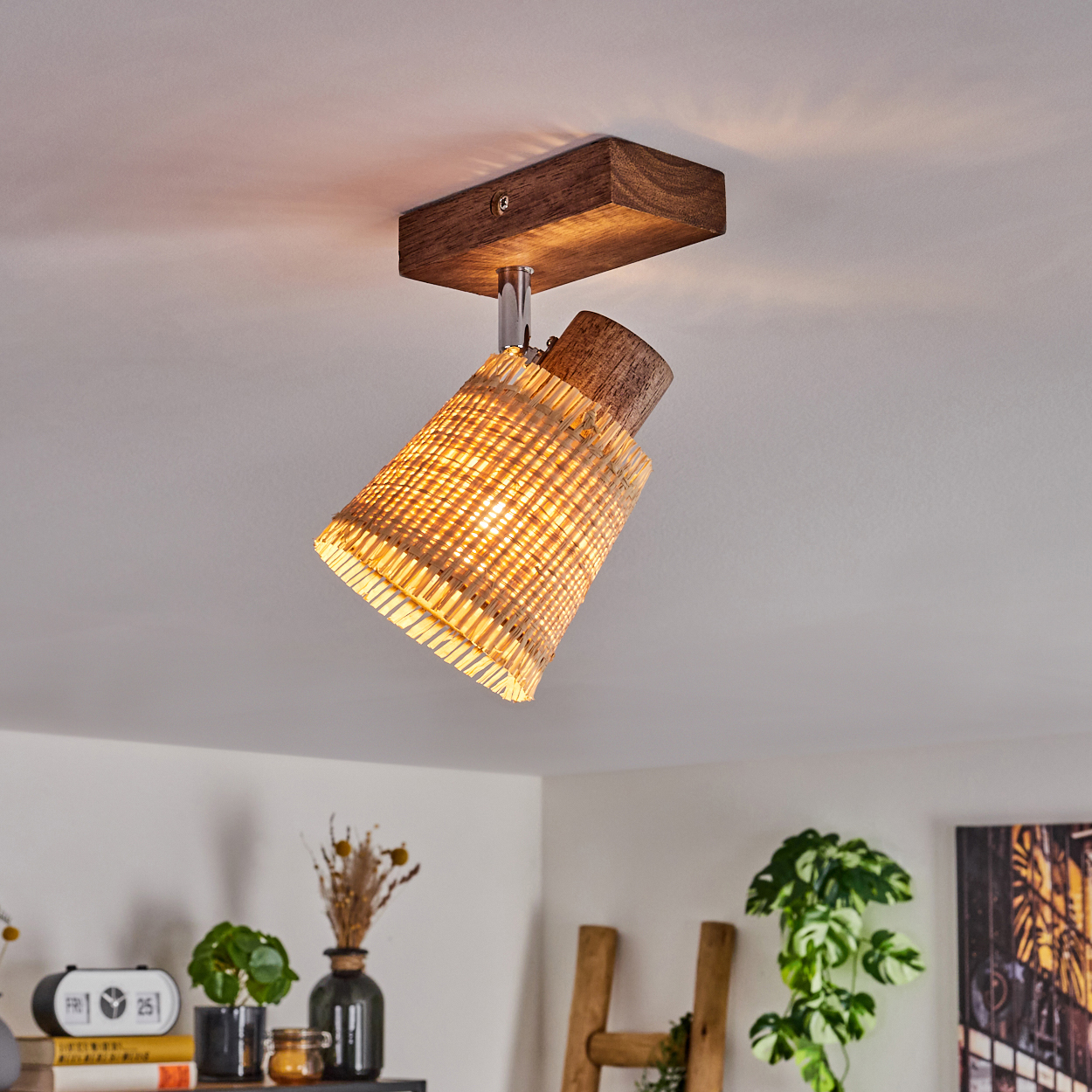 Eine Stehlampe mit gewebtem Schirm, Holzrahmen und Regalen.