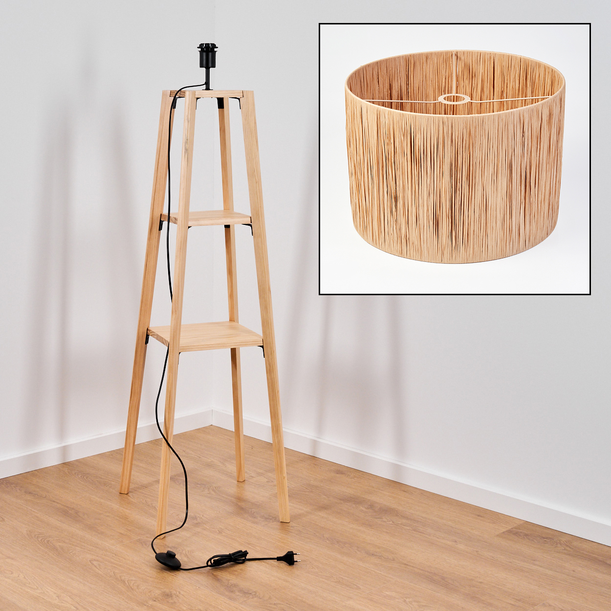 Stehlampe aus Holz mit Regalen und gewebtem Lampenschirm neben einer Wand.