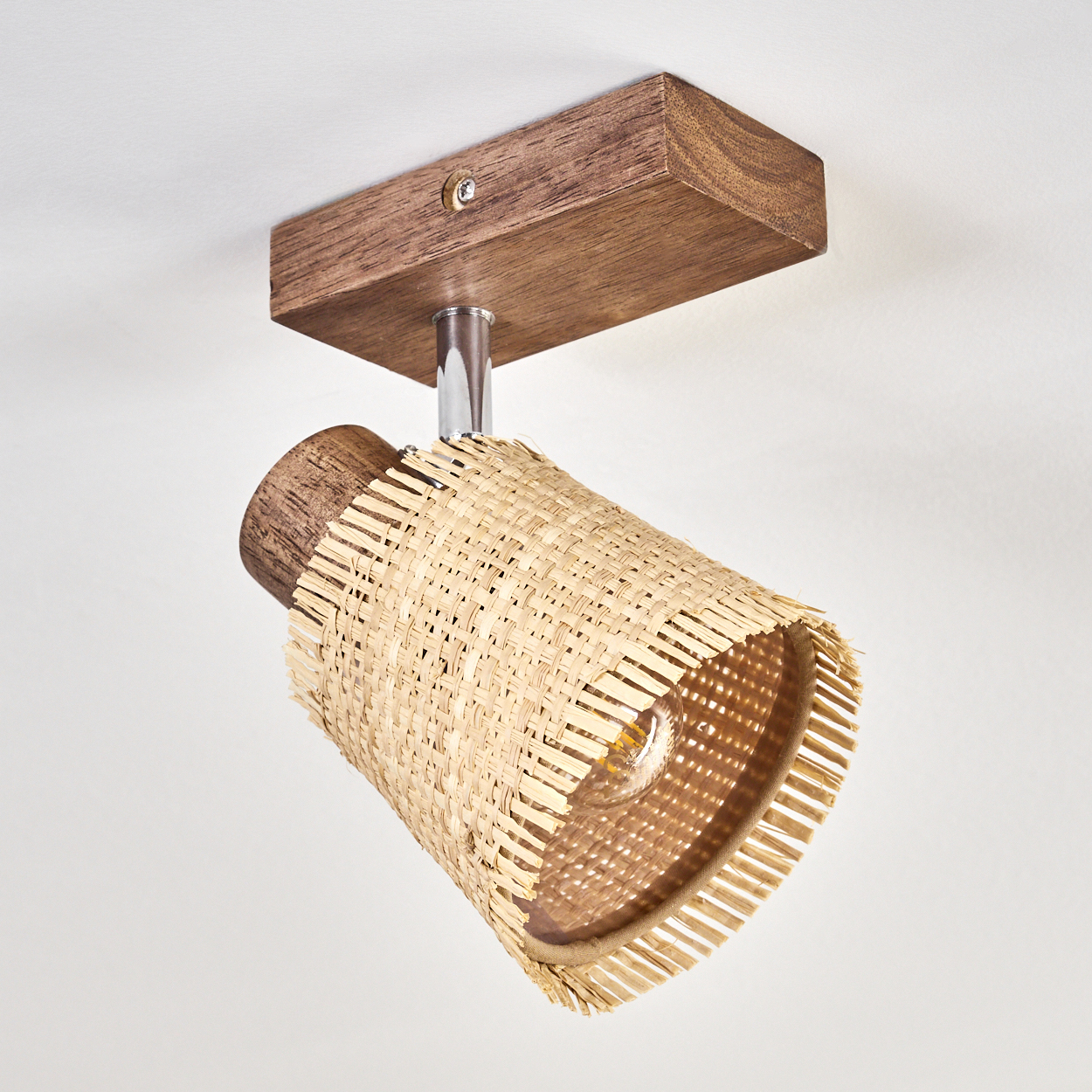 Deckenstrahler mit gewebtem Lampenschirm und Holzsockel, beleuchtet.