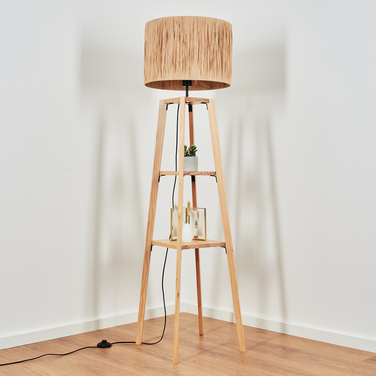 Stehlampe mit Holzrahmen, Regalen und Lampenschirm, in einer Ecke.