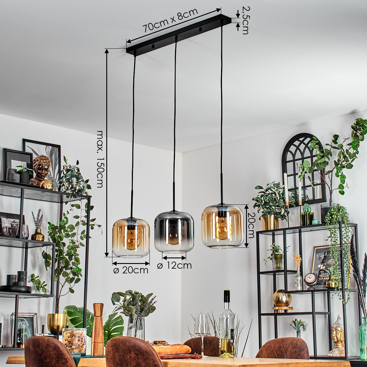 Esszimmer mit Holztisch, drei hängenden Glasleuchten und Dekoration. Schwarze Regale mit Pflanzen.