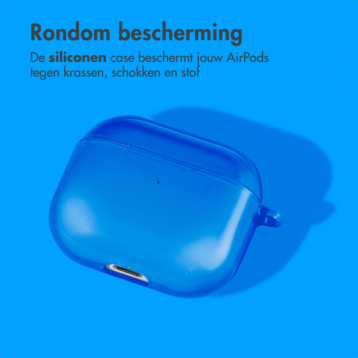 Blue AirPods case on blue background, with text in Dutch about protection against scratches, shocks, and dust.