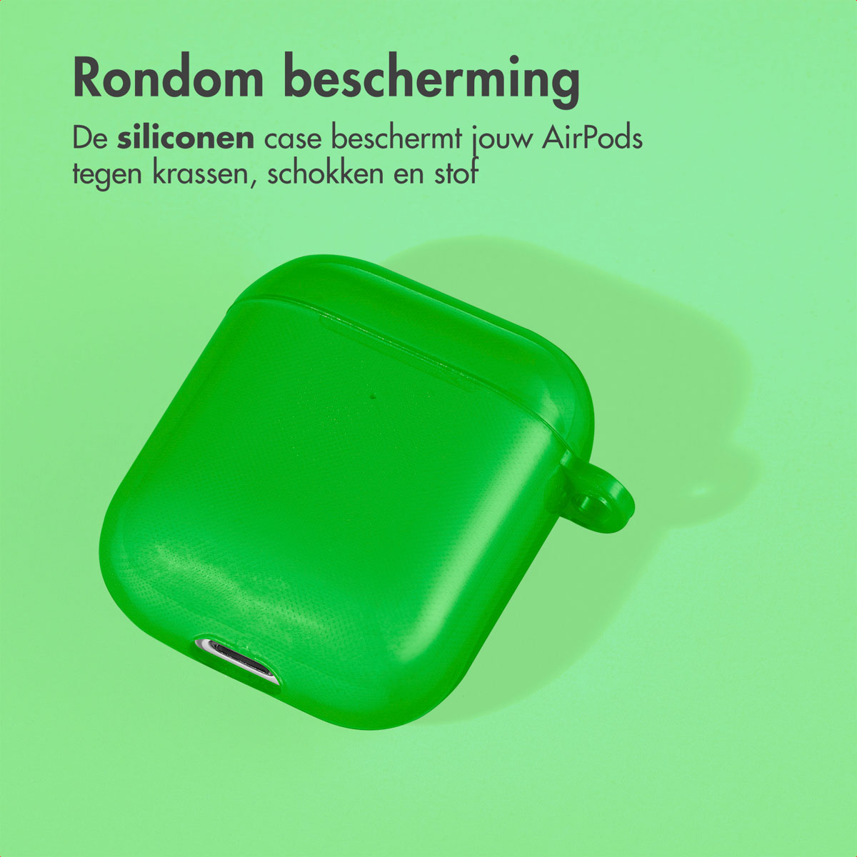 Green AirPod case on a green background, with text in Dutch.