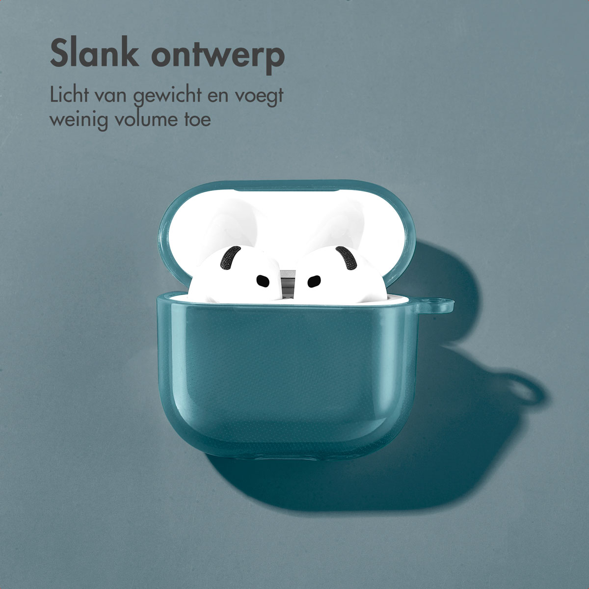 A teal AirPods case is open, showing white earbuds. Text says 'Slank ontwerp'.
