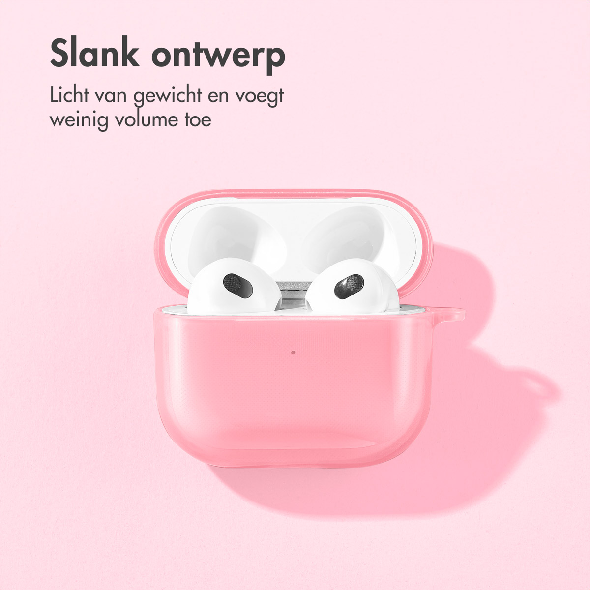 A pink AirPods case, open, with white earbuds. Text says 'Slank ontwerp'.