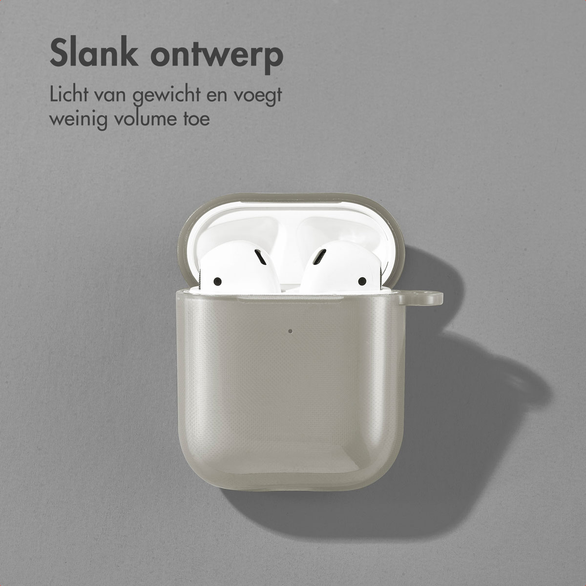 A gray AirPods case, open, with white earbuds. Text says 'Slank ontwerp'.