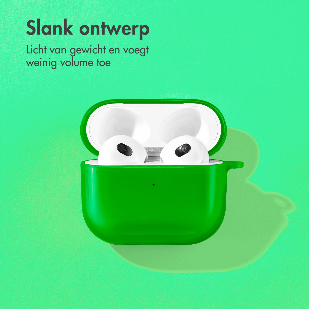 A green AirPods case, open, with white earbuds. Text says 'Slank ontwerp'.