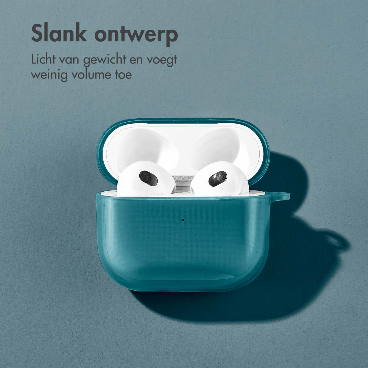 Teal AirPods case open, showing earbuds, on a teal background. Text in Dutch.