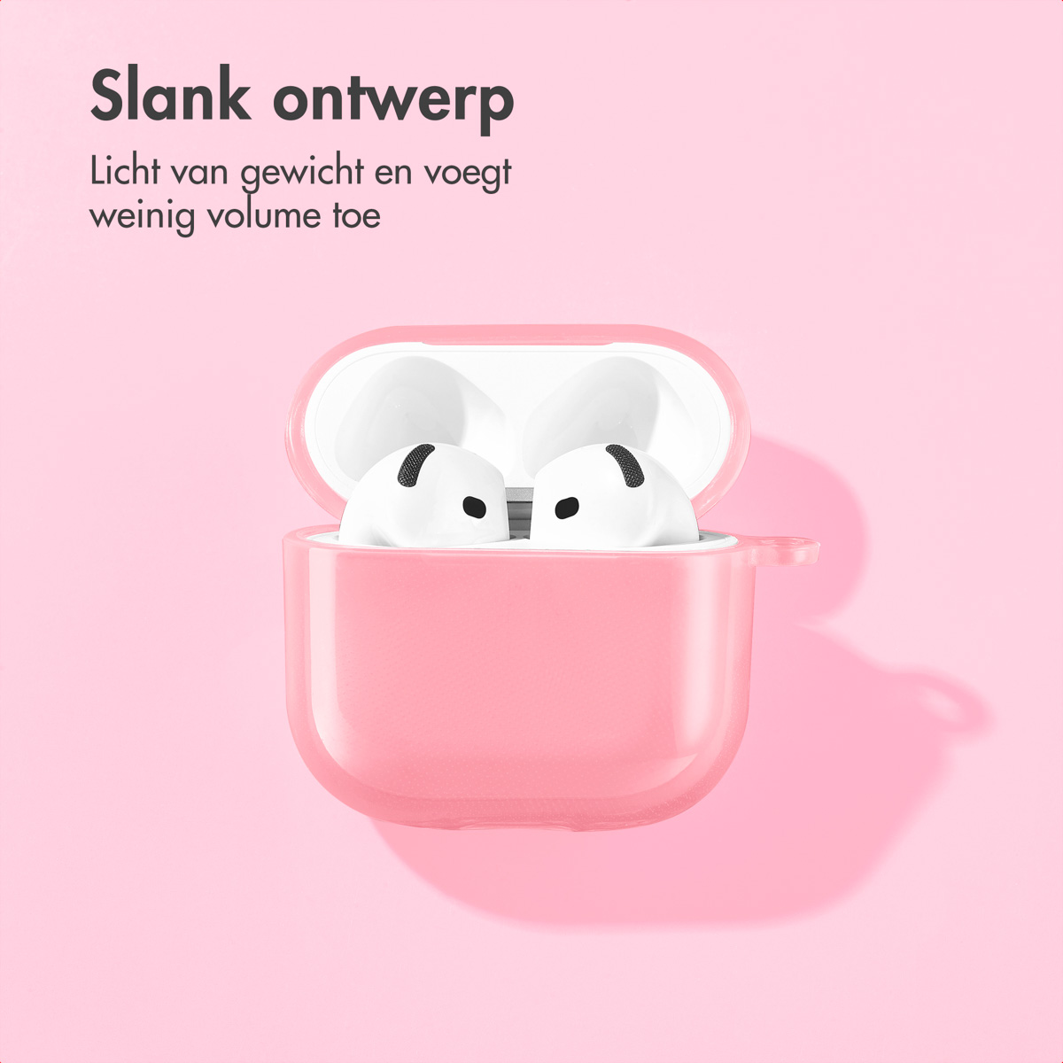 Pink AirPods case open, with white earbuds inside. Text in Dutch. Pink background.