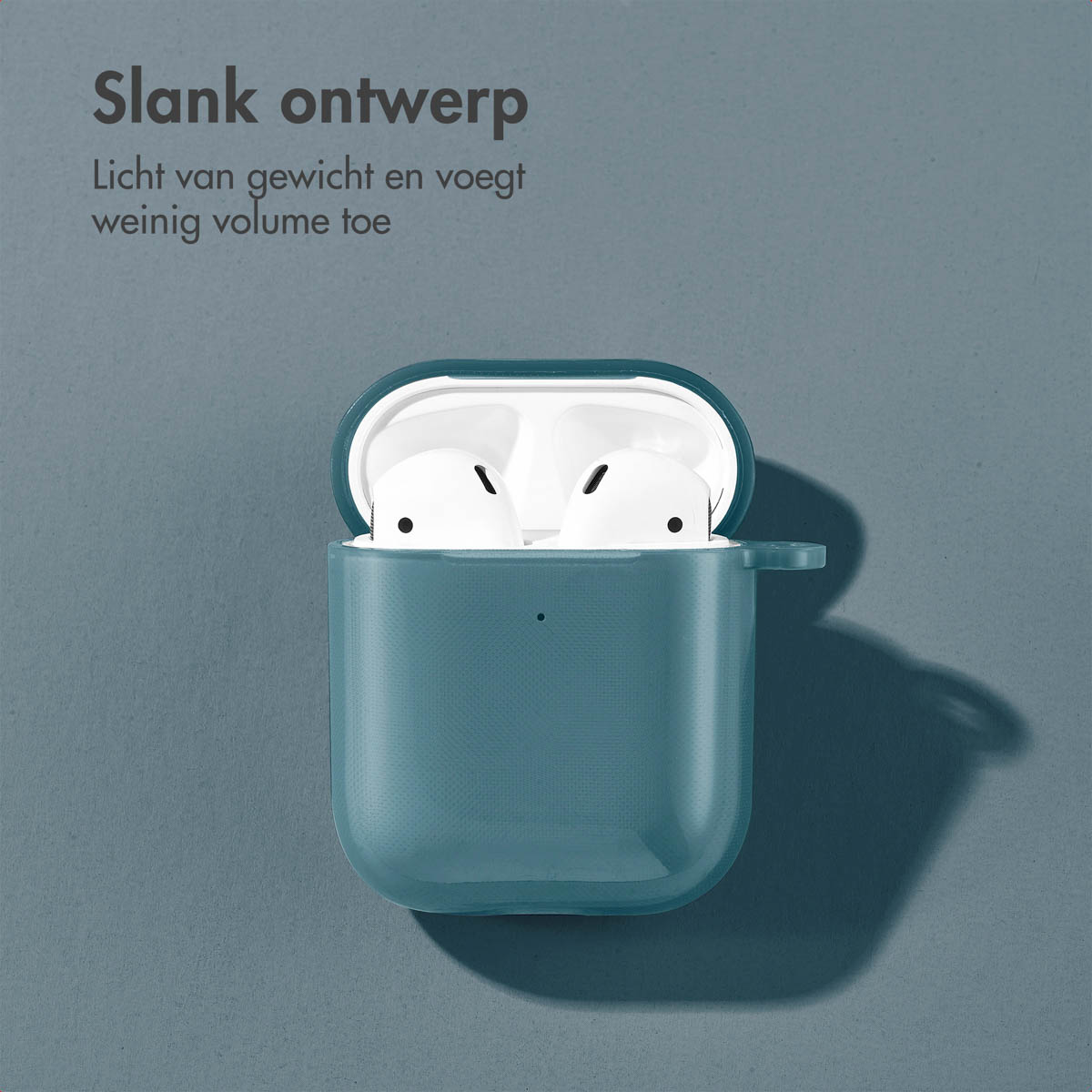Teal AirPods case open, with white earbuds inside. Text in Dutch. Teal background.