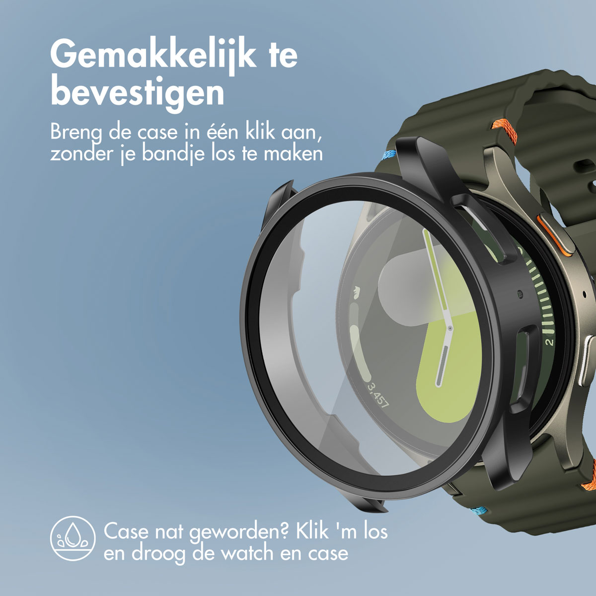 Een smartwatch met een zwarte behuizing en schermbeschermer. Het horloge toont de tijd.