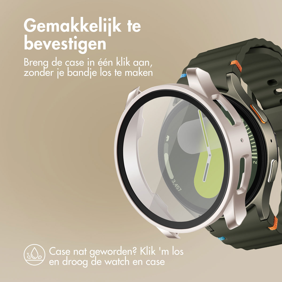Horloge met beschermhoes. Horloge is zilver, groen en zwart. Nederlandse tekst. Bruine achtergrond.