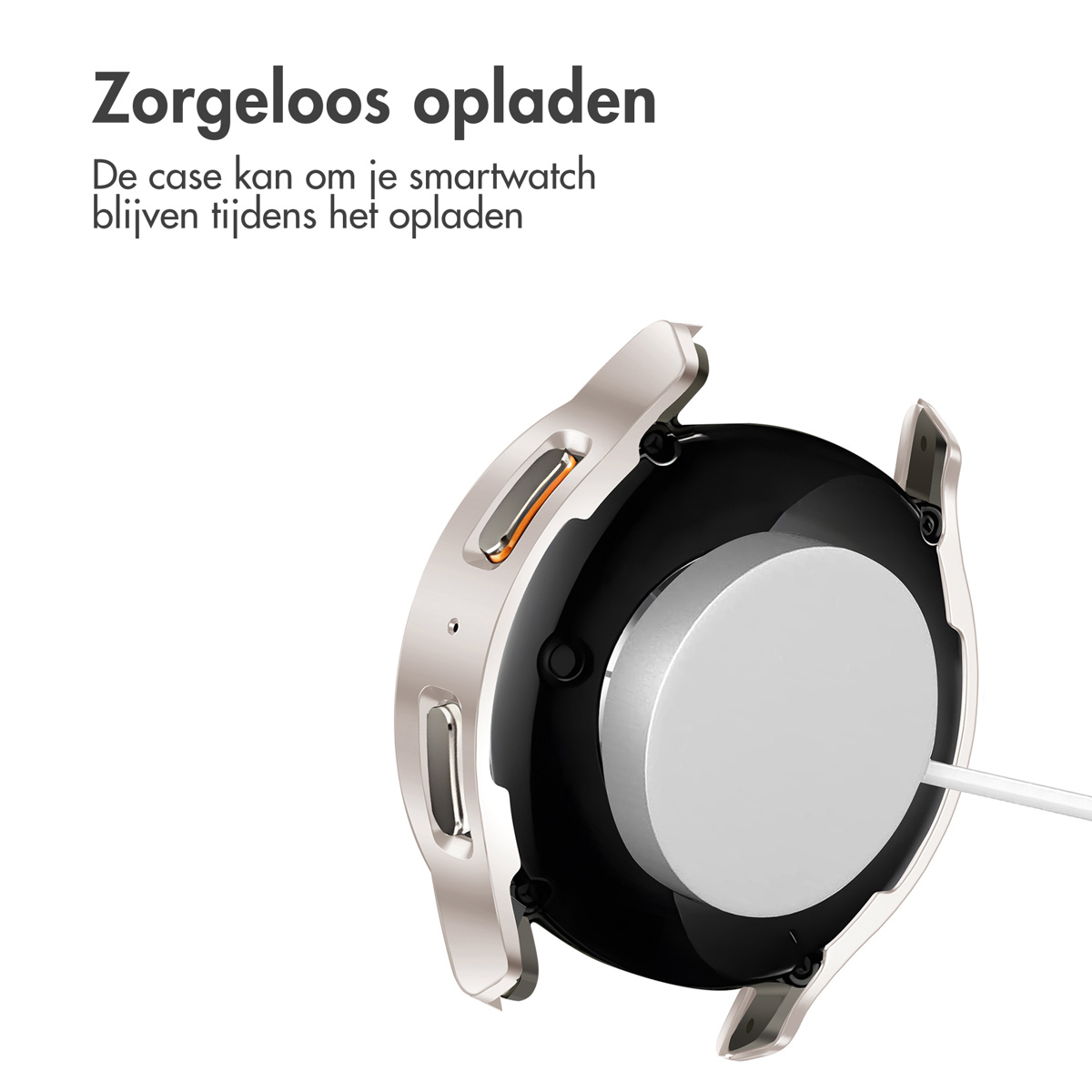 Een smartwatch op een oplader. De behuizing heeft een zilveren frame.