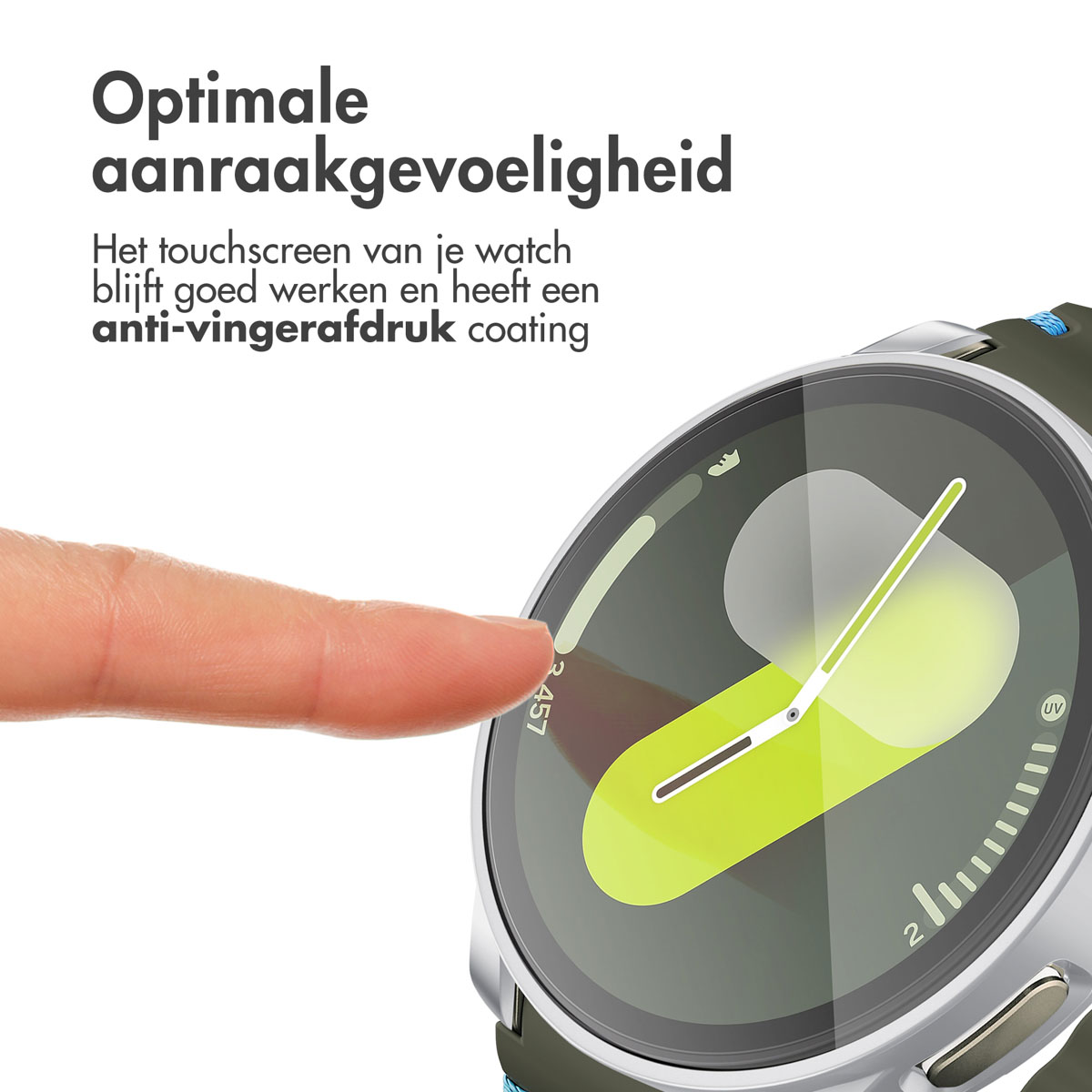 Een vinger raakt het scherm van een smartwatch aan, de smartwatch toont een groene batterij.