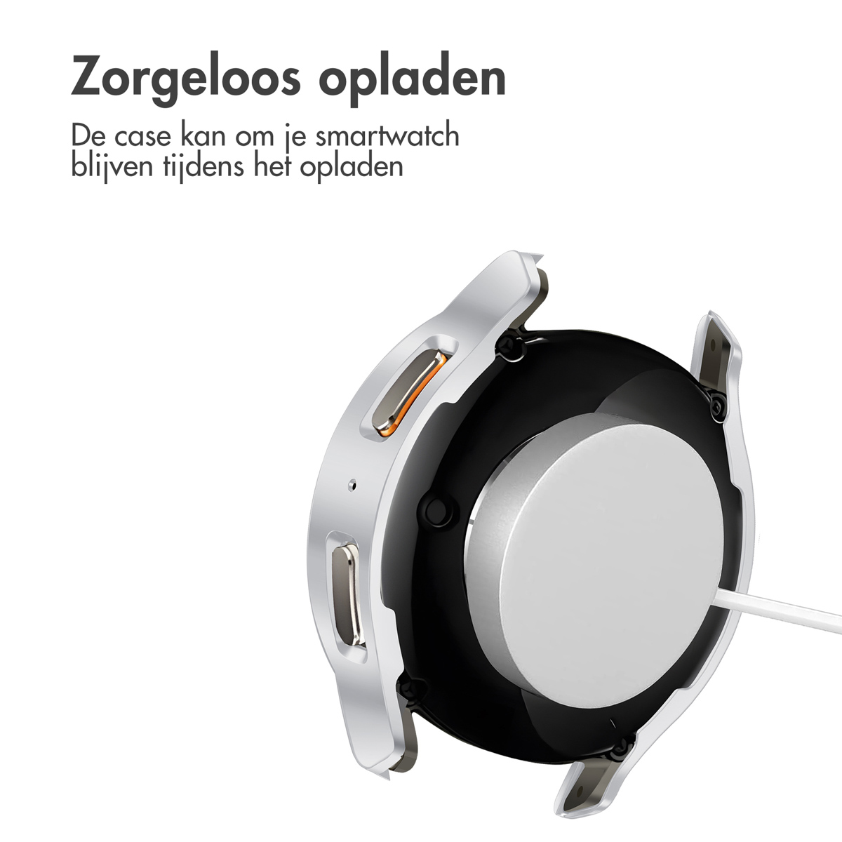 Een smartwatch, met een oplader aan de achterkant bevestigd. De achtergrond is wit.