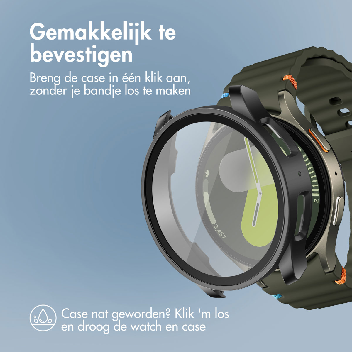 Een horloge met een behuizing en een transparante hoes op een blauwe achtergrond.