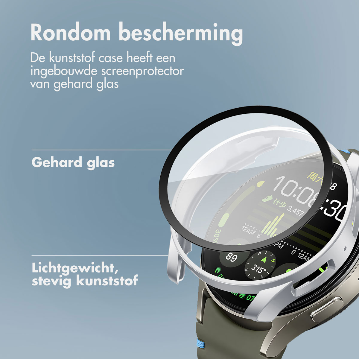Een smartwatch met een behuizing en een transparante hoes op een blauwe achtergrond.